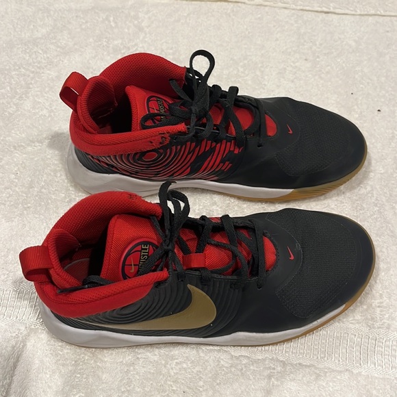 Nike Team Hustle basketball shoe, size 7Y - Picture 8 of 8